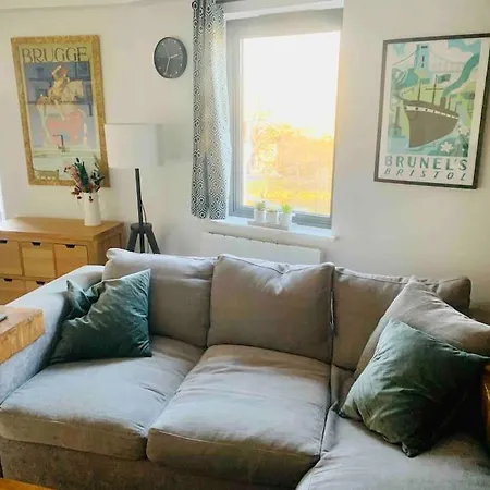 Urban In Central With Balcony * Bristol
