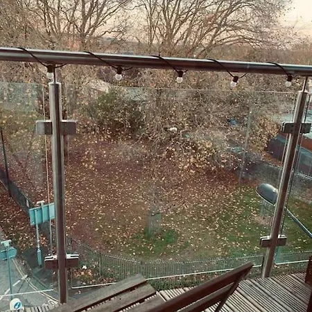 Urban In Central With Balcony בריסטול